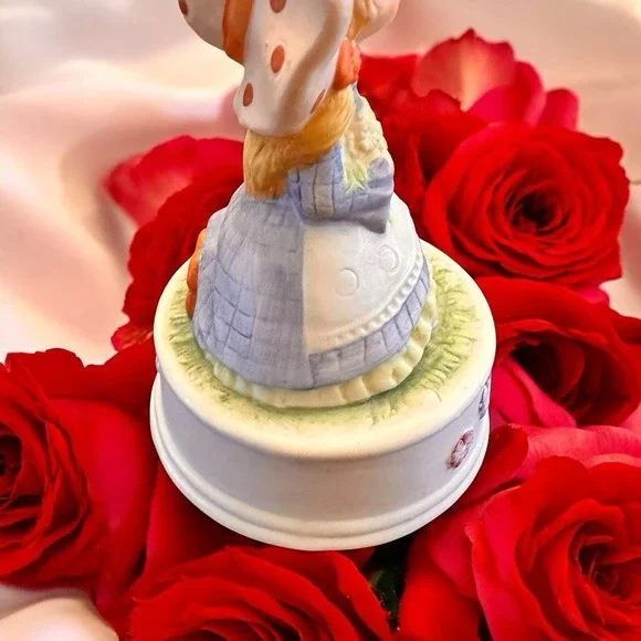 Vintage Flambro Fine Porcelain Rotating Music Box With Little Girl Taiwan - Picture 6 of 11